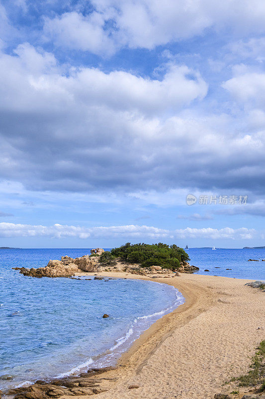 撒丁岛Arzachena海岸线上的Barca Bruciata海滩